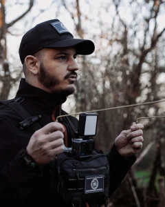 elyh_avec_ses_baguettes_de_sourcier